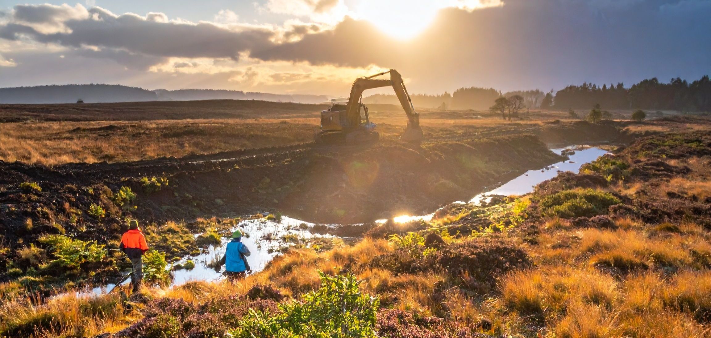 Renaturierung Pochinger Moos (Foto: Firefly) Renaturierung Pochinger Moos: Zwei BN-Aktive beobachten einen Bagger bei Arbeiten zur Wiedervernässung. (Foto: Firefly)