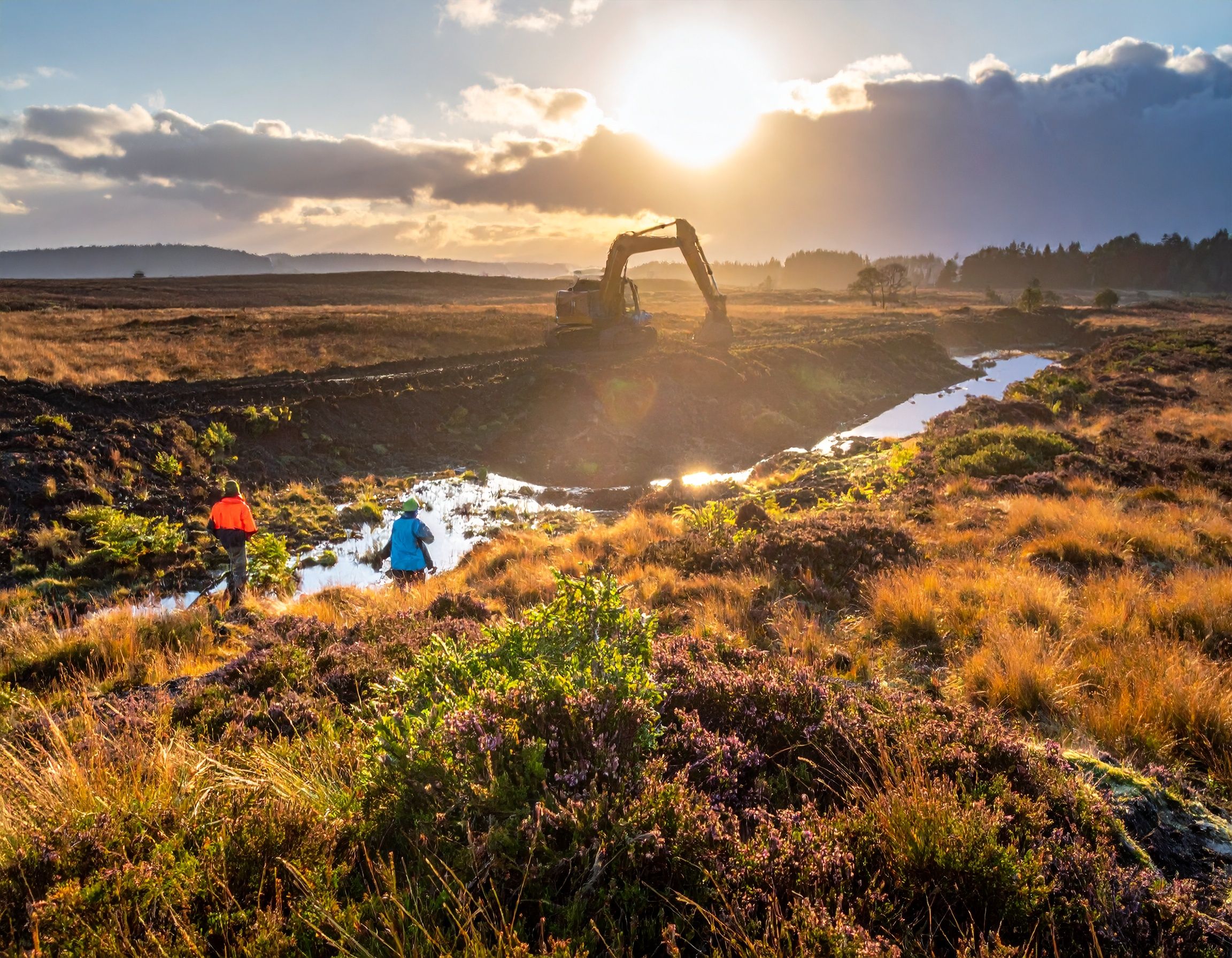Renaturierung Pochinger Moos: Zwei BN-Aktive beobachten einen Bagger bei Arbeiten zur Wiedervernässung. (Foto: Firefly)